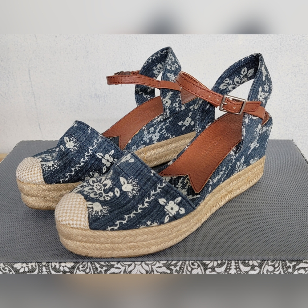 Lucky Brand Size 7-1/2 Denim Print Closed Toe Wedge